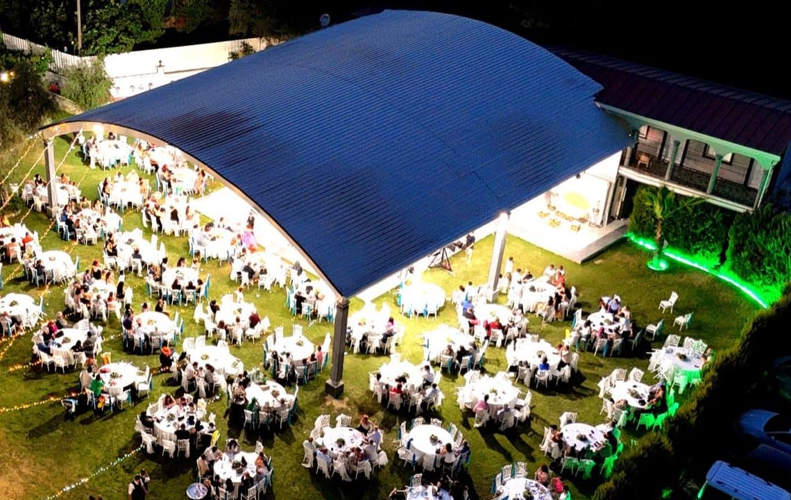 Akşam ışıkları yanan tören ve yemek alanı