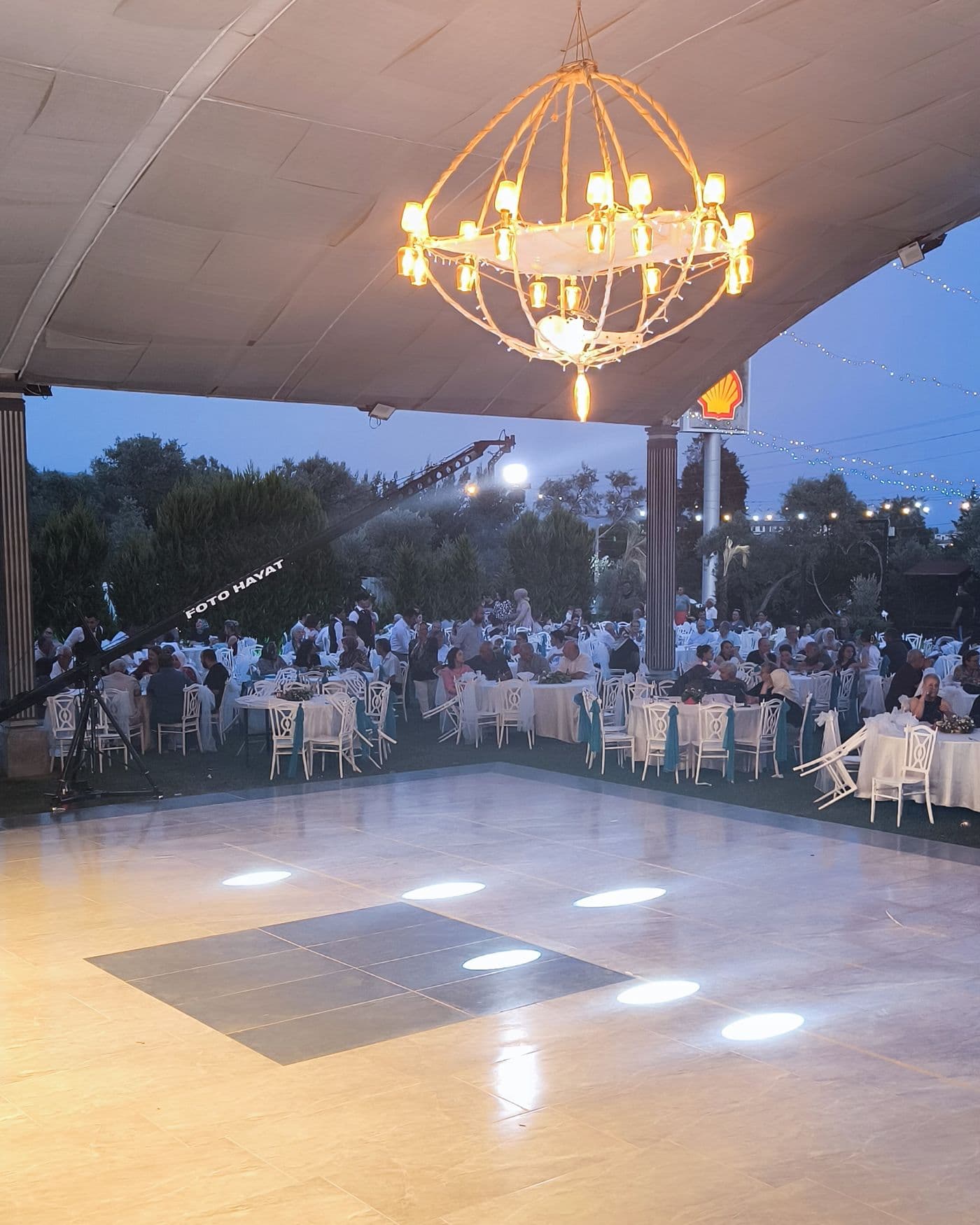 Dans pistinin üzerindeki avize ve dağ manzarası