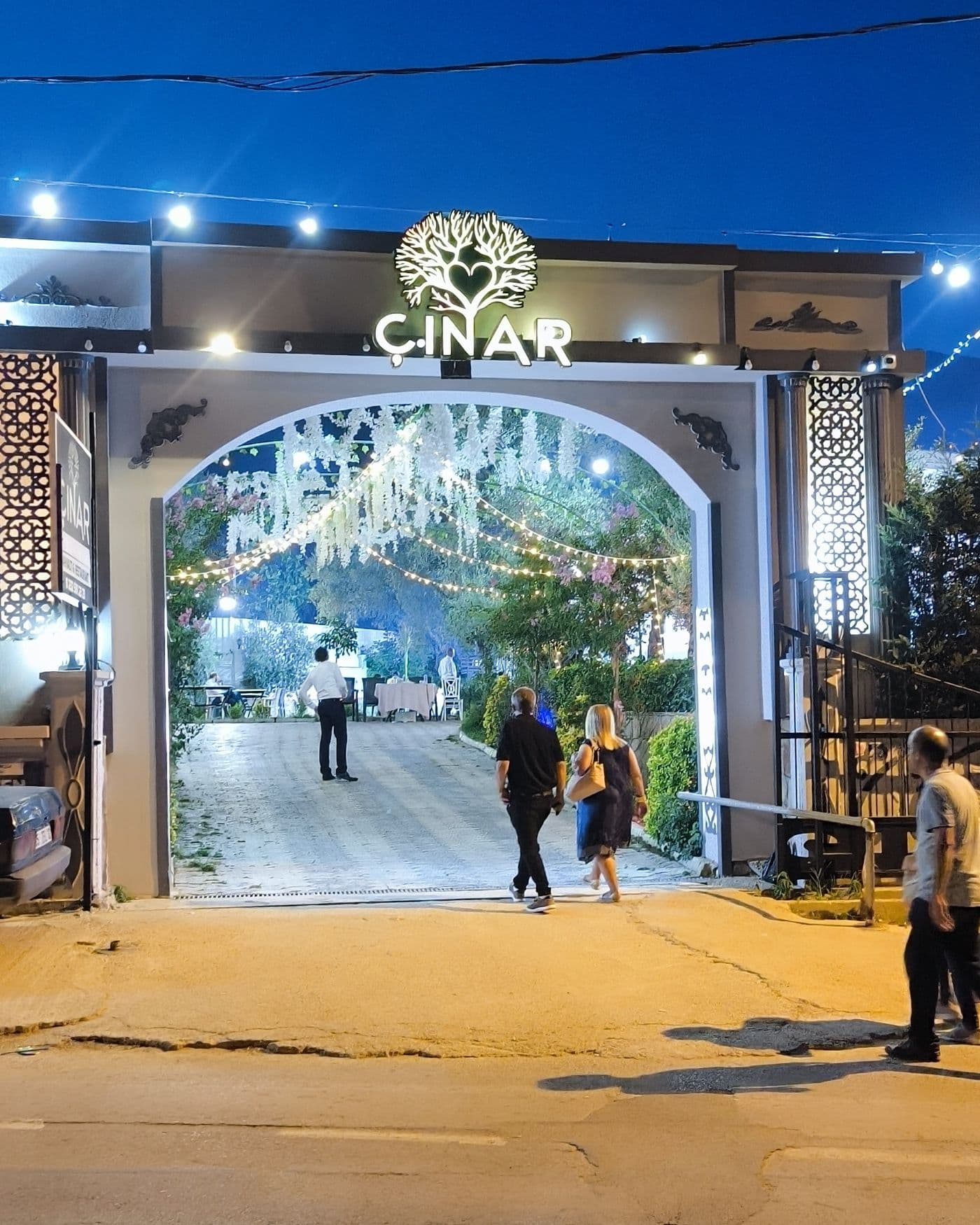 Çınar tabelalı giriş kapısının gece görünümü