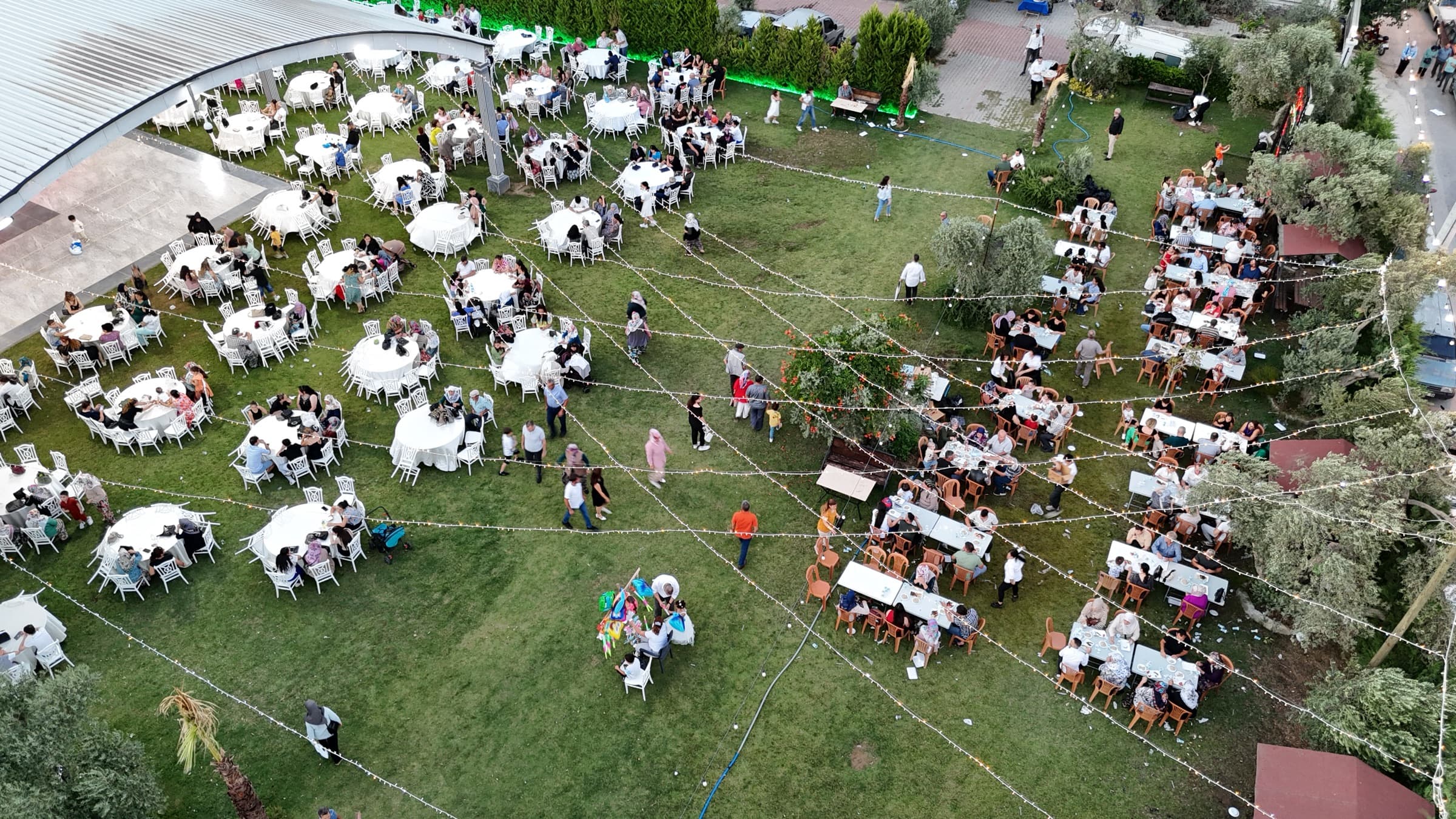 Çınar Kır Düğün Salonu’nda gündüz kurulmuş kır düğünü alanının havadan görünümü