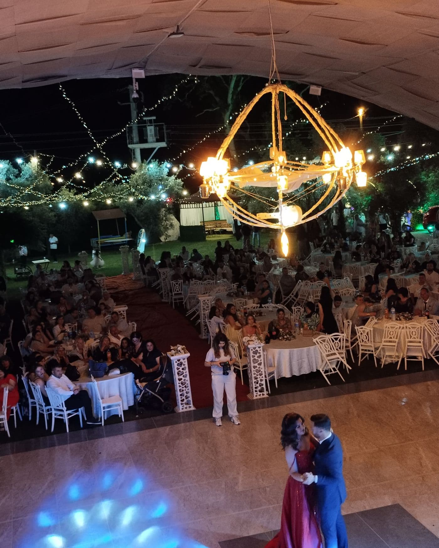 Işık oyunları altında ilk dansın üstten görünümü