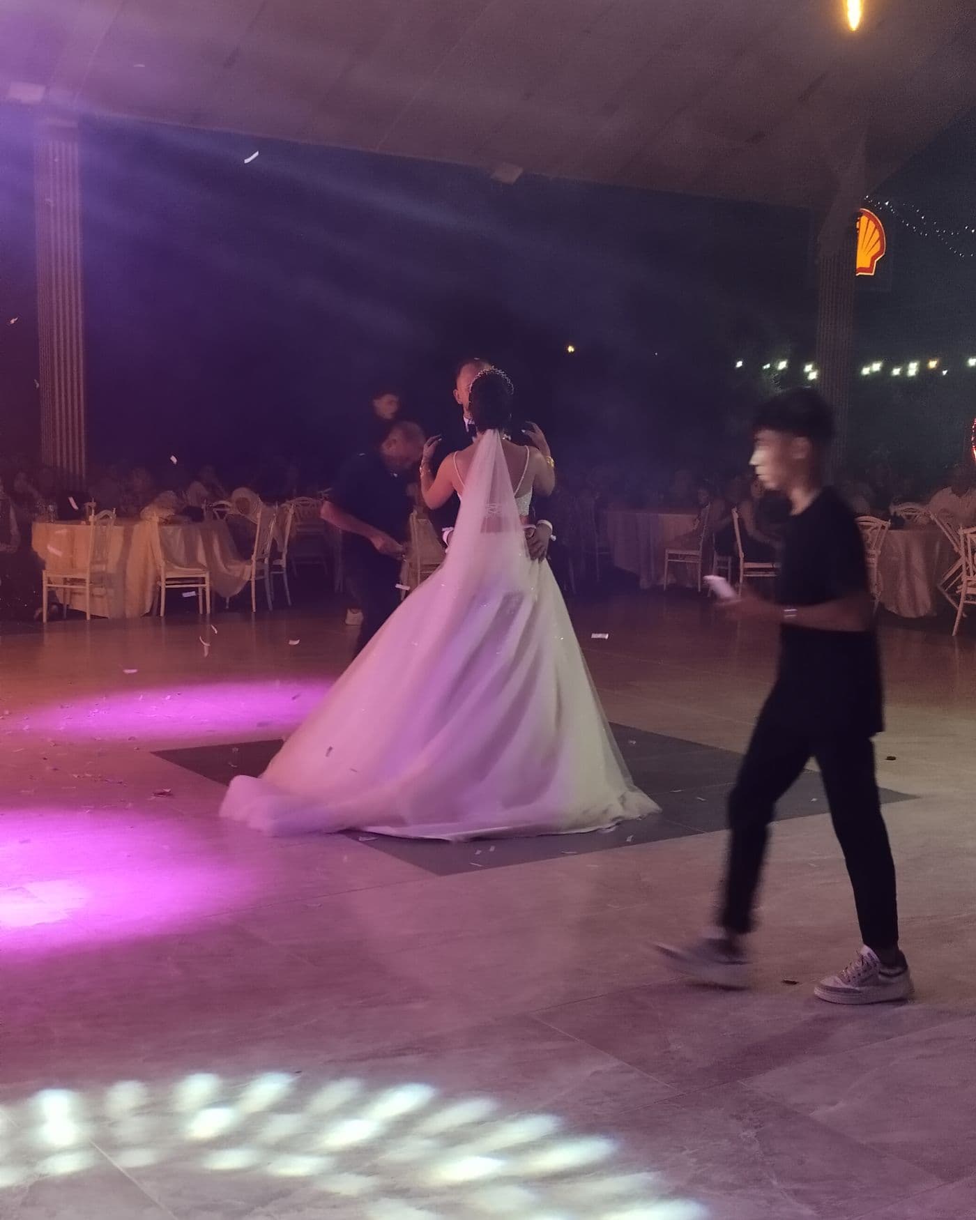 Mor ışıklar altında ilk dans