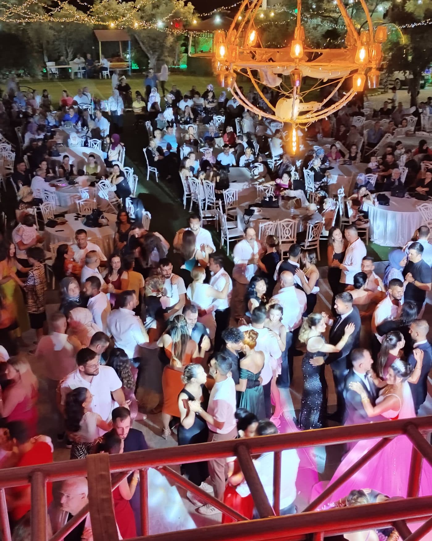 Sahne önünde eğlenen davetliler